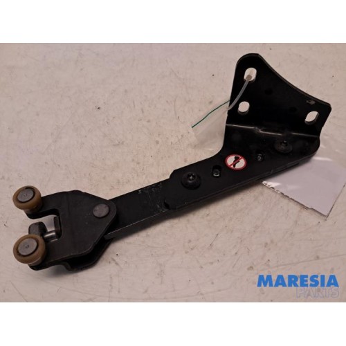 Toyota - Pro-Ace - Sliding door roller, right