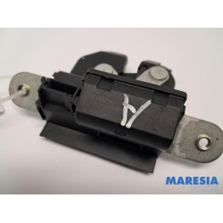 Fiat - 500 - Tailgate lock mechanism