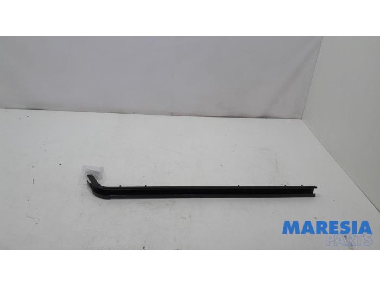 Opel - Vivaro - Sliding door rail, right