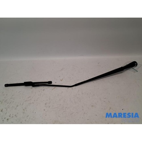 Renault - Clio - Front wiper arm