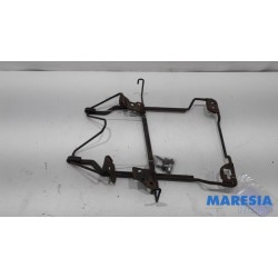 Opel - Vivaro - Aufhängemechanik Reserverad
