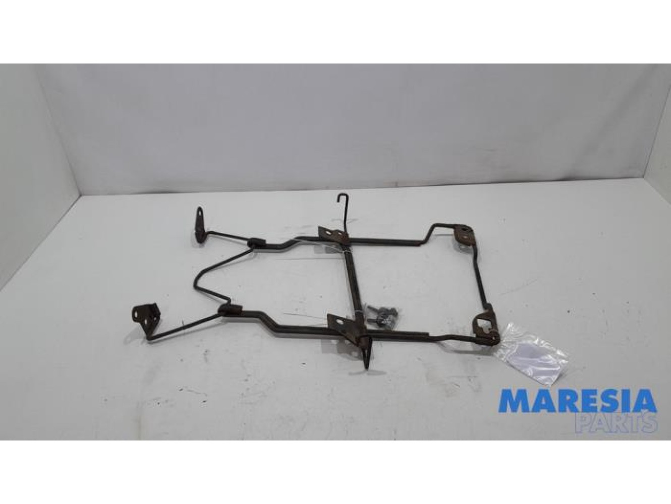 Opel - Vivaro - Aufhängemechanik Reserverad
