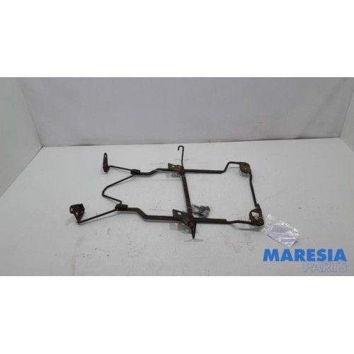 Opel - Vivaro - Aufhängemechanik Reserverad
