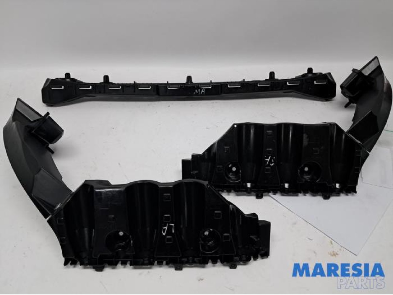 Renault - Arkana - Rear bumper bracket central