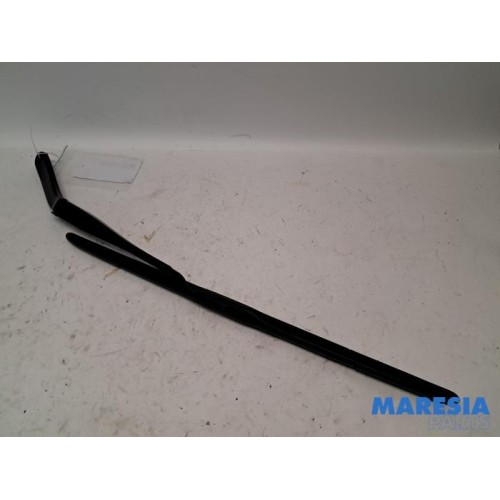 Renault - Arkana - Front wiper arm
