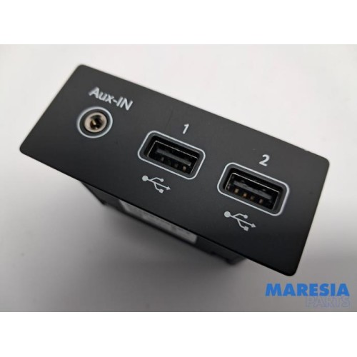 Renault - Clio - AUX / USB connection
