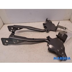 Renault - Scenic - Bonnet Hinge