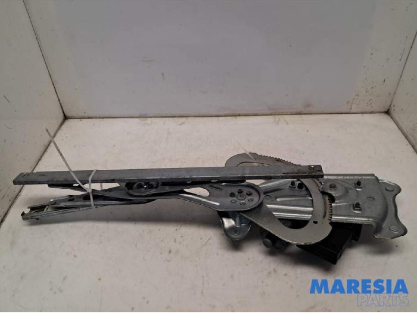 Renault - Scenic - Rear door window mechanism 4-door, right