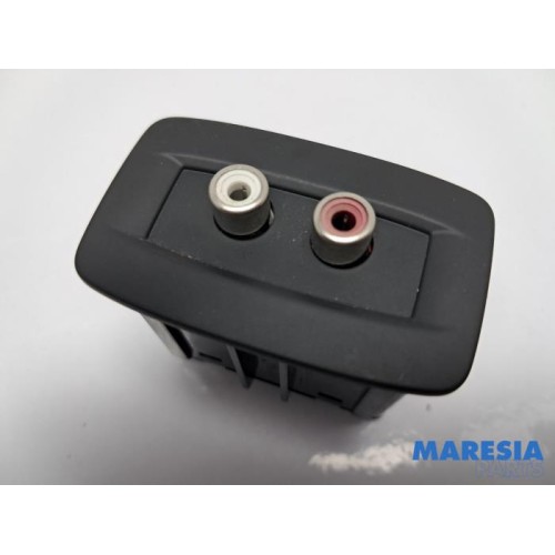 Renault - Scenic - AUX / USB connection