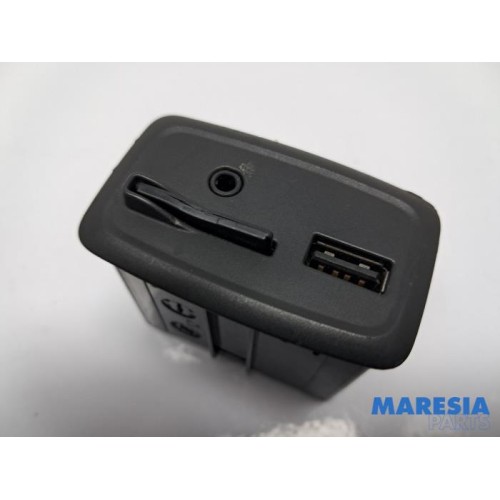 Renault - ZOE - AUX / USB connection