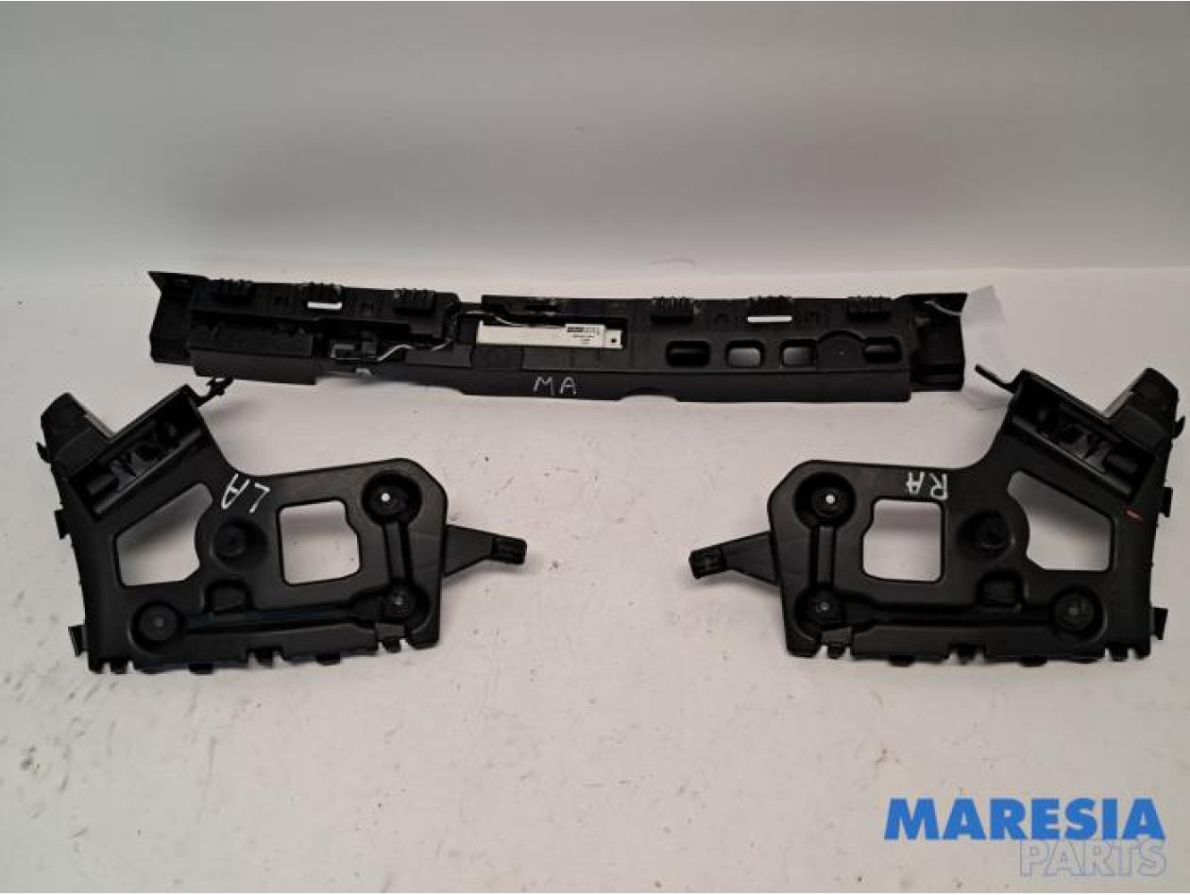 Renault - Captur - Rear bumper bracket central