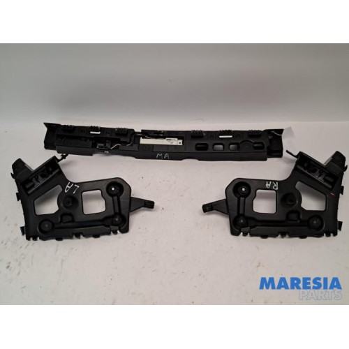 Renault - Captur - Rear bumper bracket central