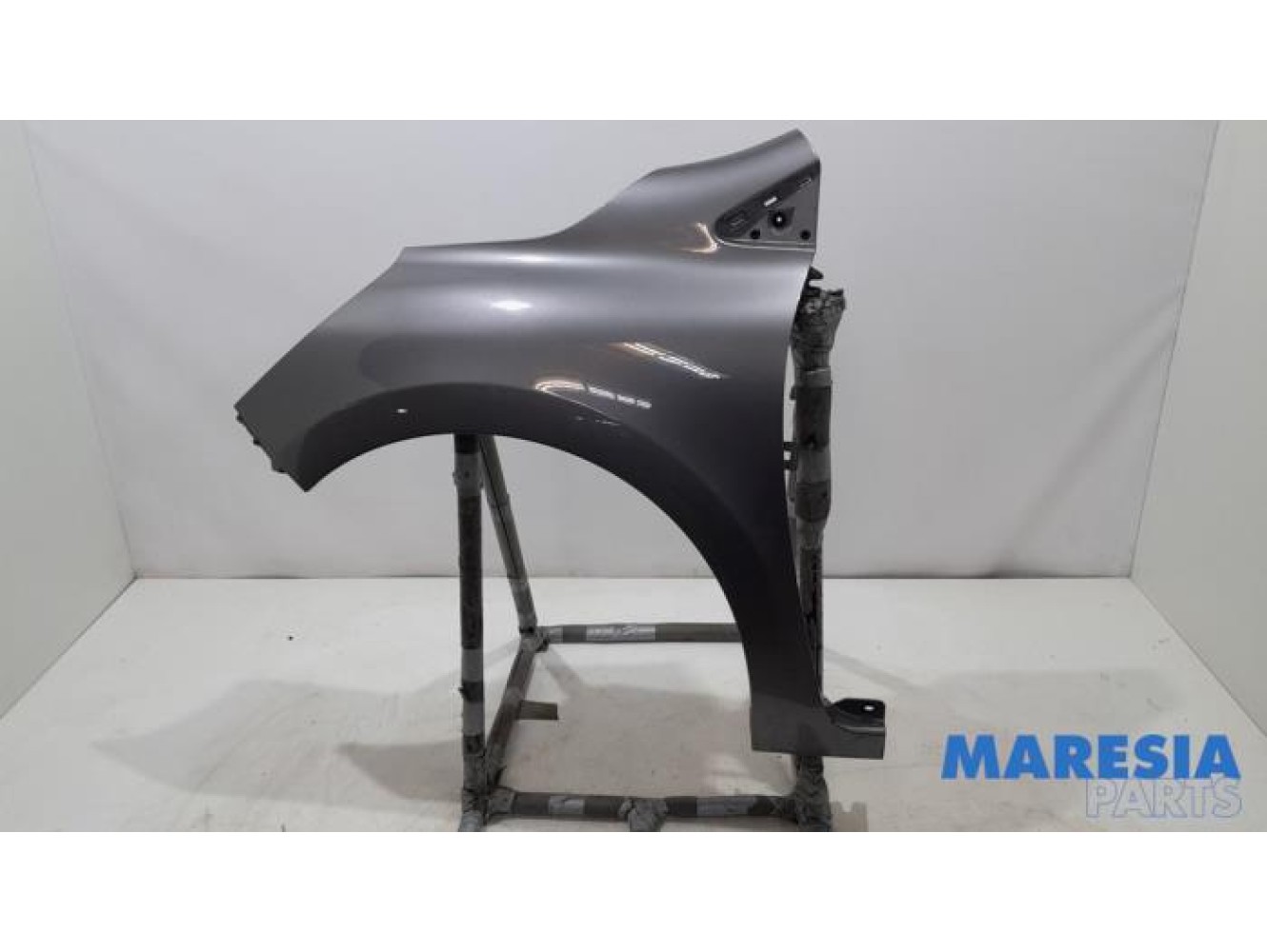 Renault - Clio - Front wing, left