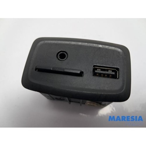 Renault - Captur - AUX / USB connection