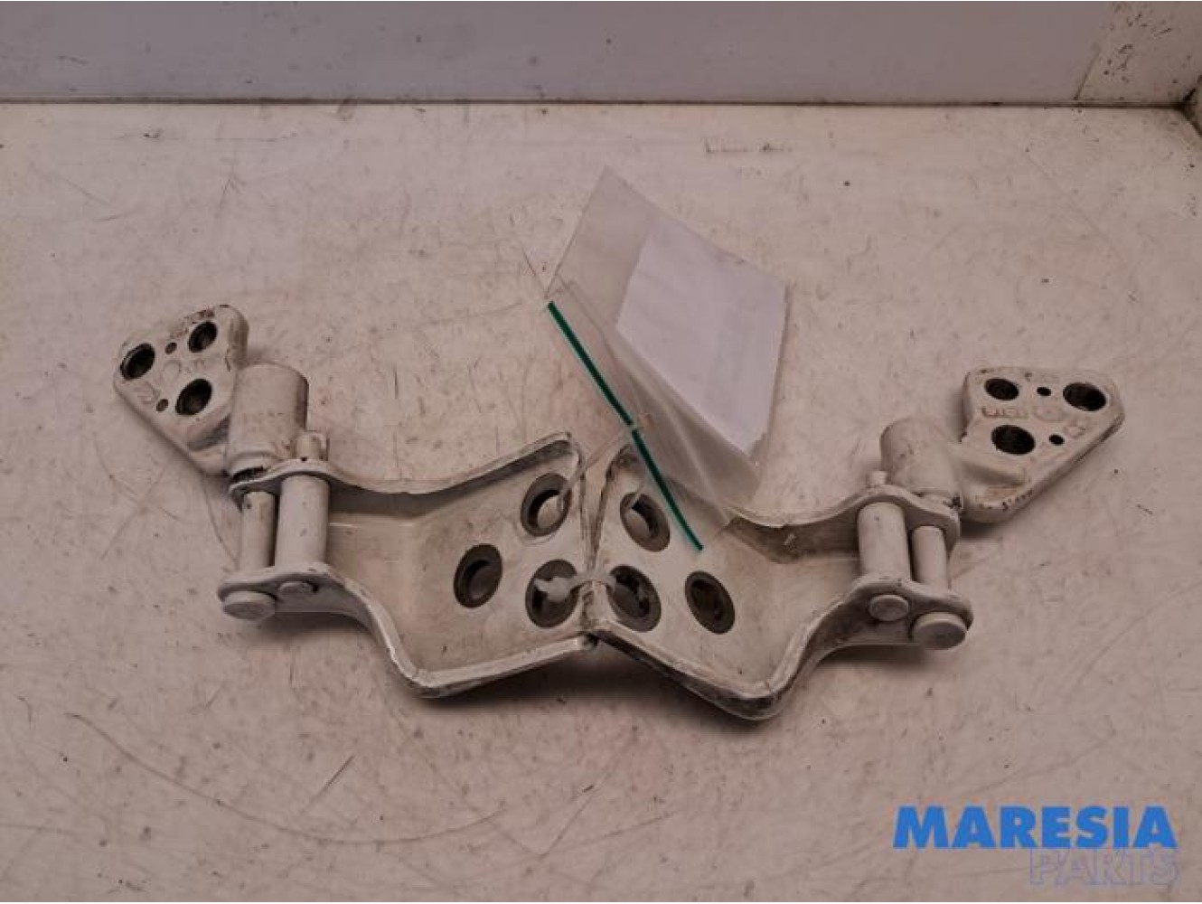 Peugeot - Partner - Rear door hinge, left