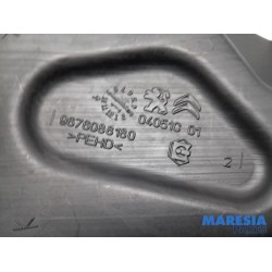 Citroen - C4 Grand Picasso - Front windscreen washer reservoir