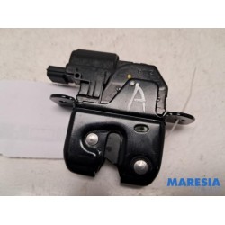 Renault - Clio - Tailgate lock mechanism