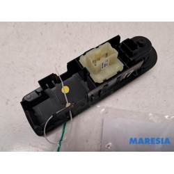 Renault - Clio - Multi-functional window switch