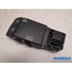 Renault - Captur - Steering wheel mounted radio control
