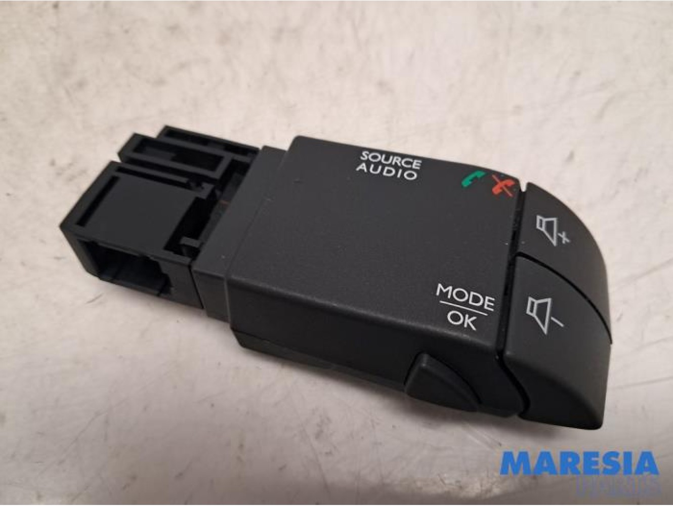 Renault - Captur - Steering wheel mounted radio control