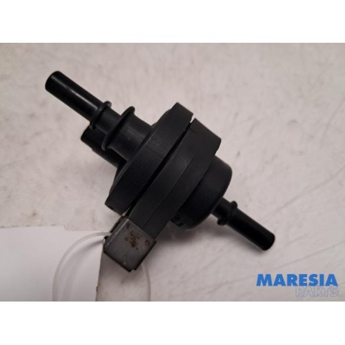 Renault - Captur - Vacuum valve