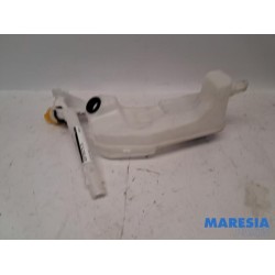 Renault - Captur - Front windscreen washer reservoir
