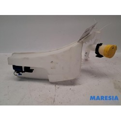 Renault - Captur - Front windscreen washer reservoir