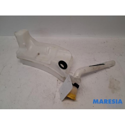 Renault - Captur - Front windscreen washer reservoir