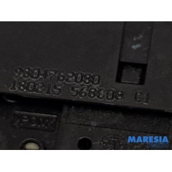 Peugeot - 308 - Tailgate lock mechanism