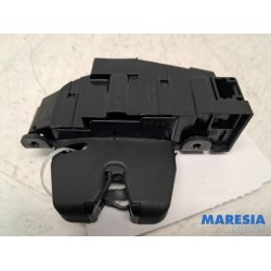 Peugeot - 308 - Tailgate lock mechanism