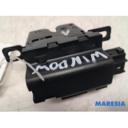 Peugeot - 308 - Tailgate lock mechanism
