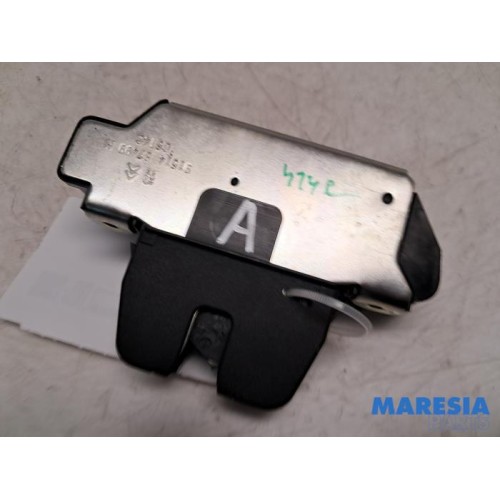 Peugeot - 208 - Tailgate lock mechanism