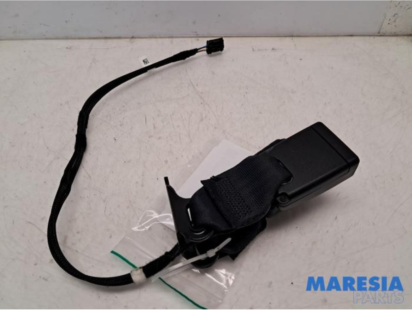 Opel - Corsa - Insertion ceinture de sécurité arrière droite