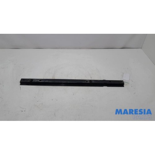 Renault - Trafic - Radiator bar