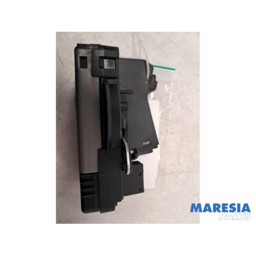 Renault - Trafic - Minibus/van rear door lock mechanism