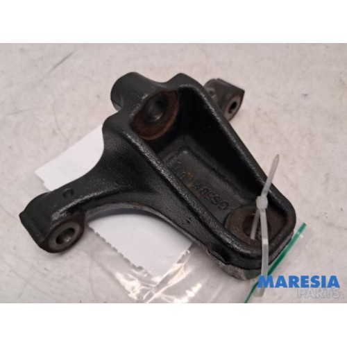 Renault - Trafic - Engine mount