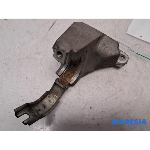 Renault - Trafic - Engine mount