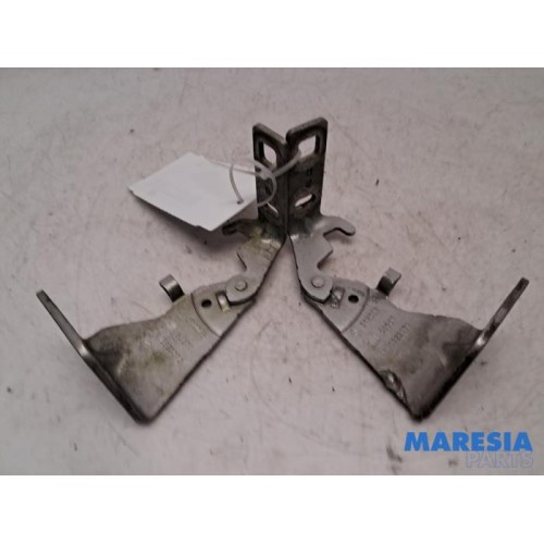 Renault - Trafic - Bonnet Hinge