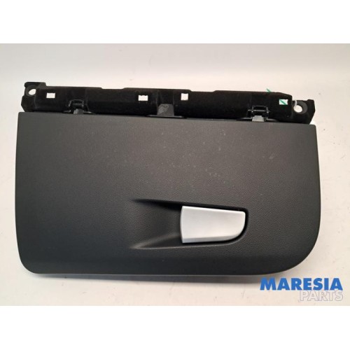 Alfa Romeo - Giulia - Glovebox