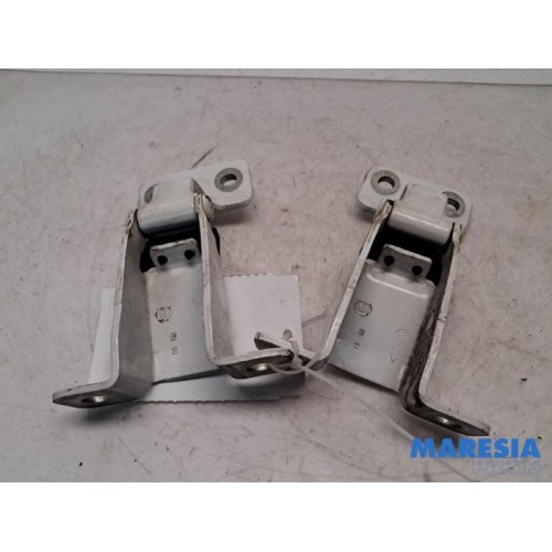 Renault - Kangoo - Rear door hinge, right