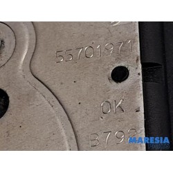 Fiat - 500 - Tailgate lock mechanism