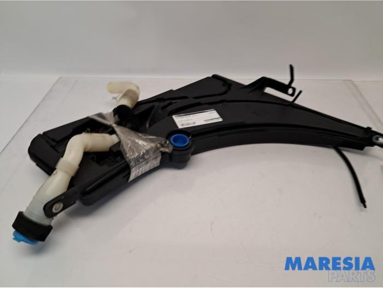 Alfa Romeo - Giulia - Front windscreen washer reservoir