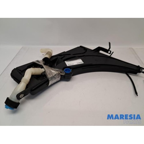 Alfa Romeo - Giulia - Front windscreen washer reservoir