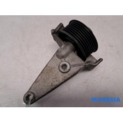 Renault - Megane - Drive belt tensioner