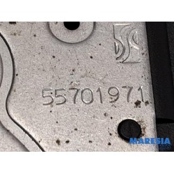 Fiat - 500 - Tailgate lock mechanism