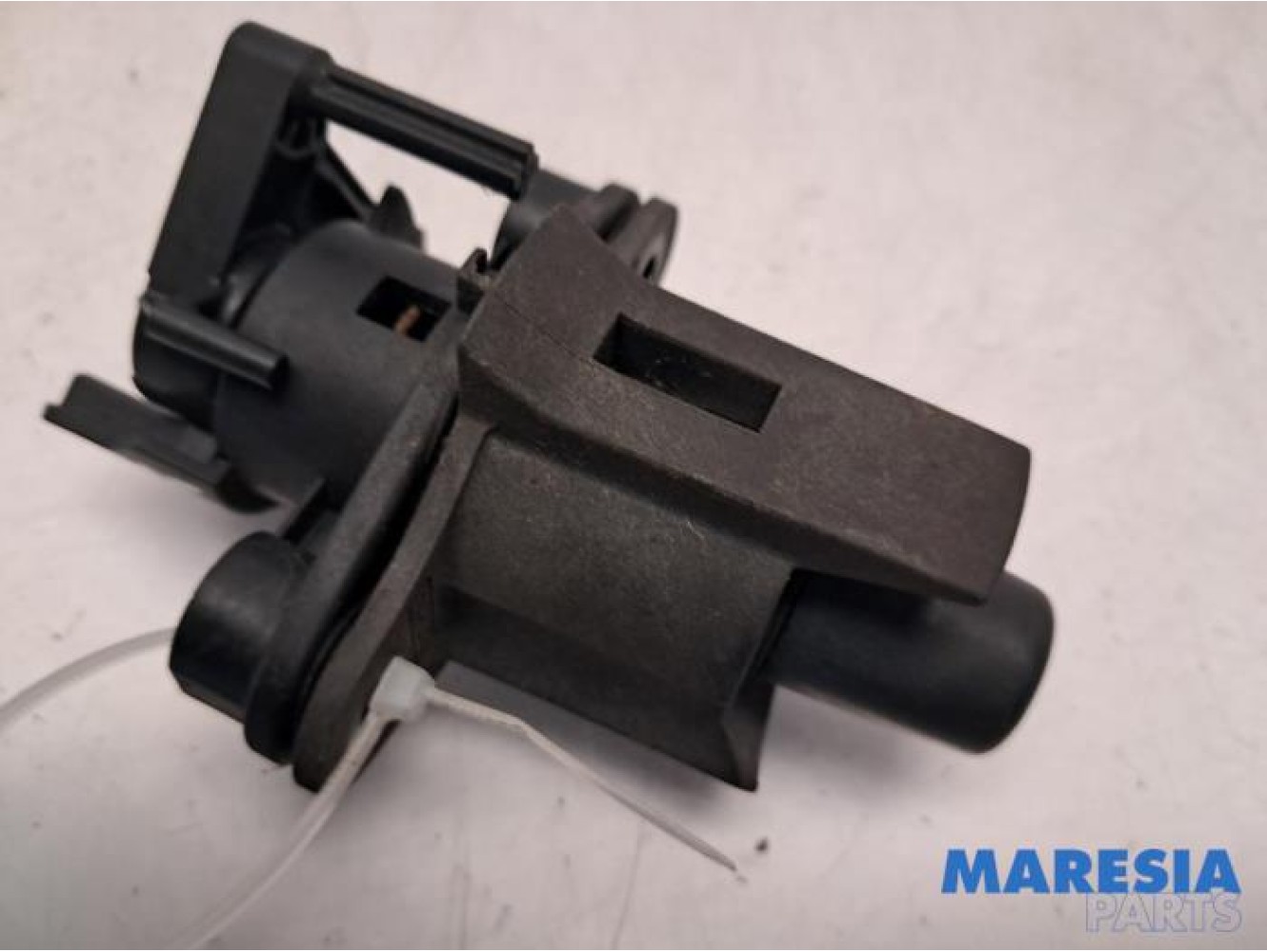 Peugeot - 107 - Tailgate lock mechanism