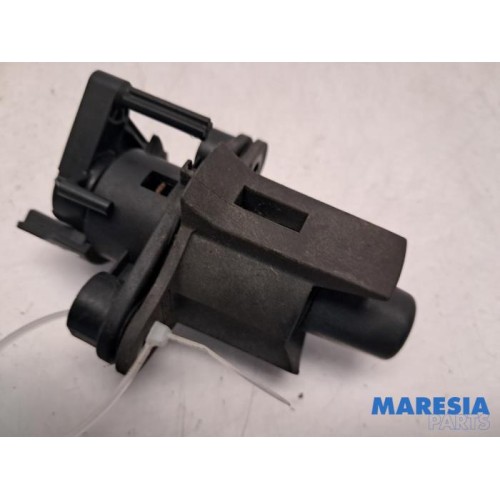 Peugeot - 107 - Tailgate lock mechanism
