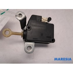 Peugeot - 107 - Tailgate lock mechanism