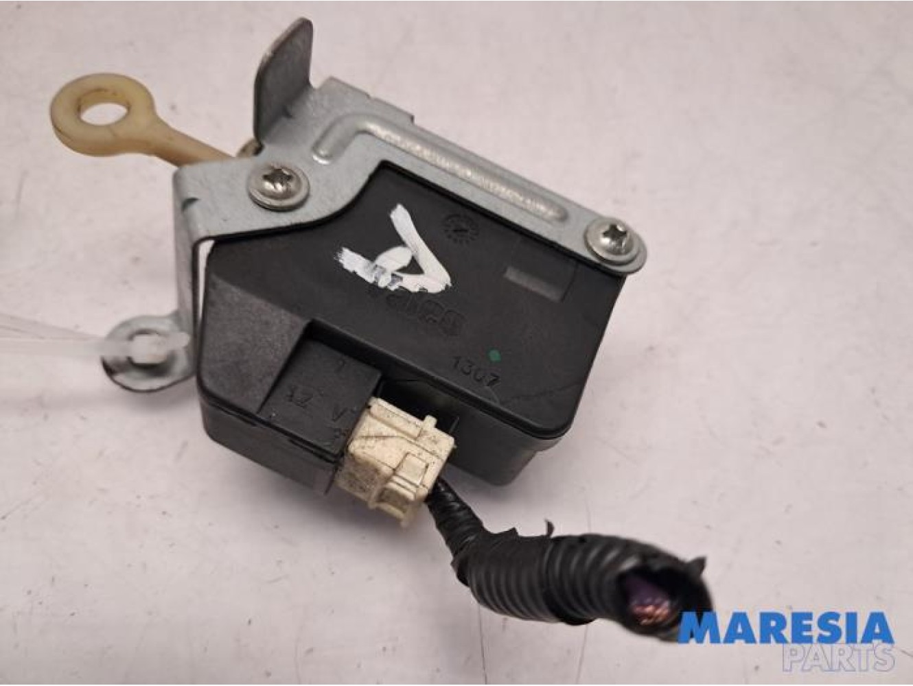Peugeot - 107 - Tailgate lock mechanism