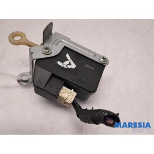 Peugeot - 107 - Tailgate lock mechanism